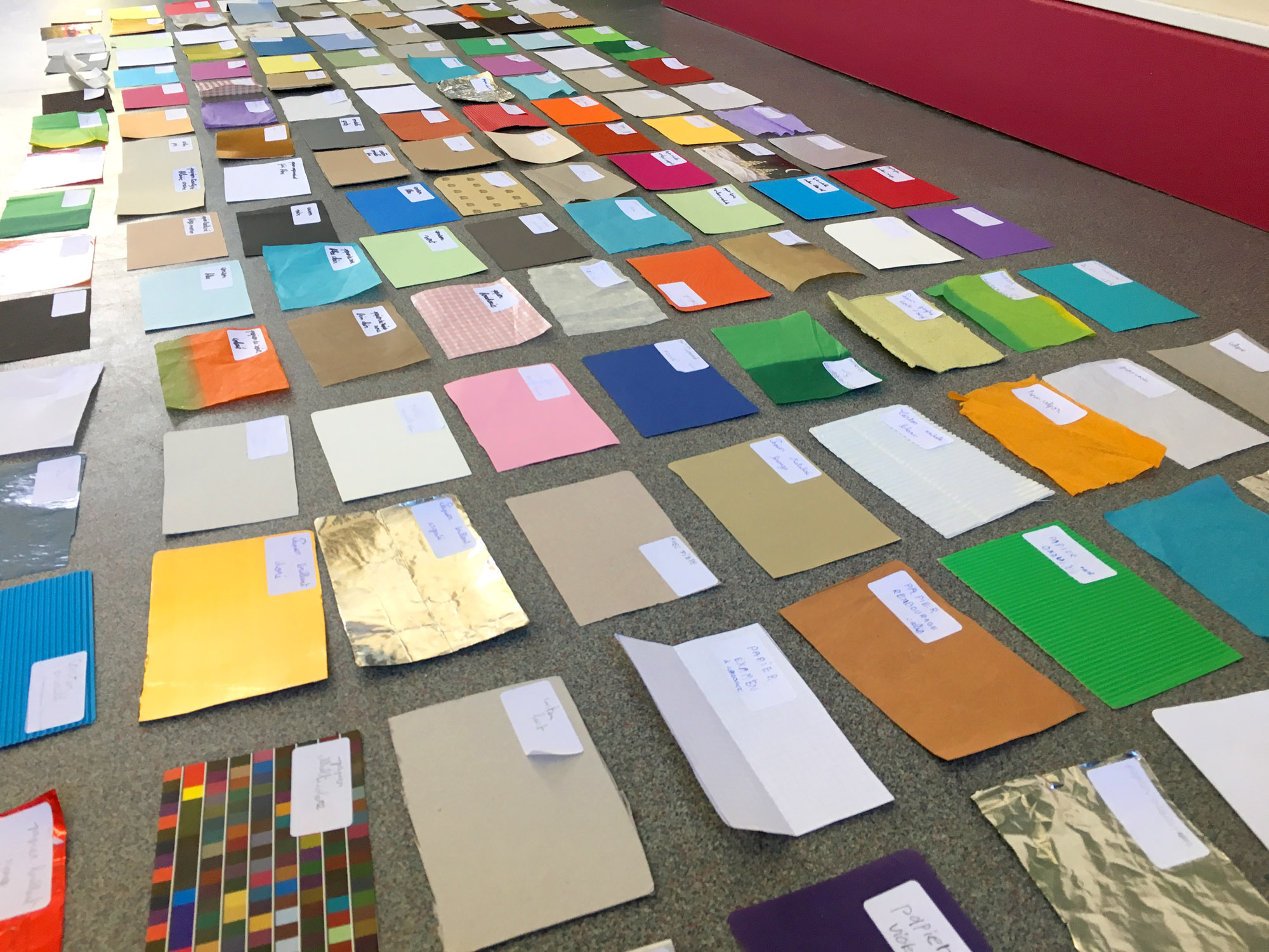 Multitude de rectangles en papier coloré, avec des étiquettes