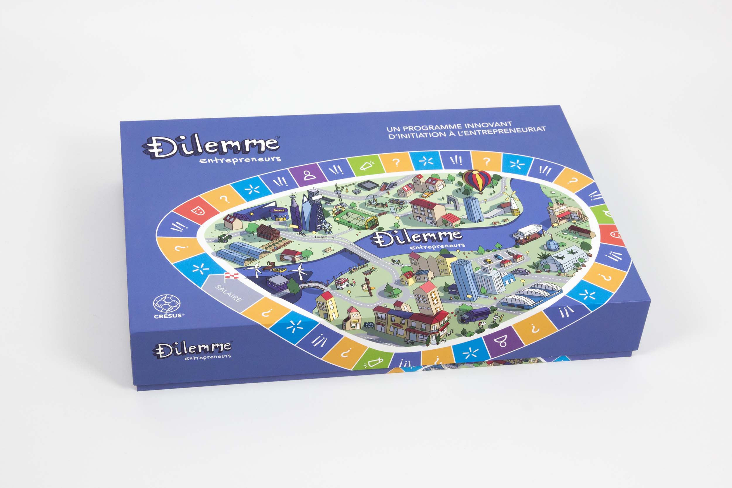 Face avant de la boîte carton du jeu de société pédagogique Dilemme Entrepreneurs, très colorée : fond bleu, et aperçu du plateau illustré