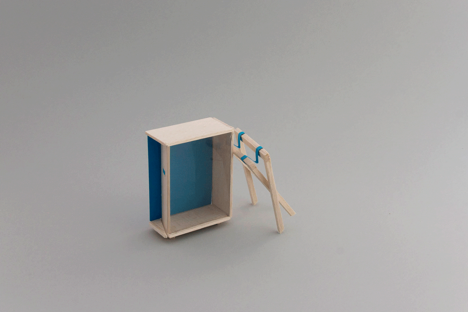 Gif animé de la maquette miniature de vitrine, montable et déployable avec des panneaux de textes qui fonctionnent comme des volets coulissants