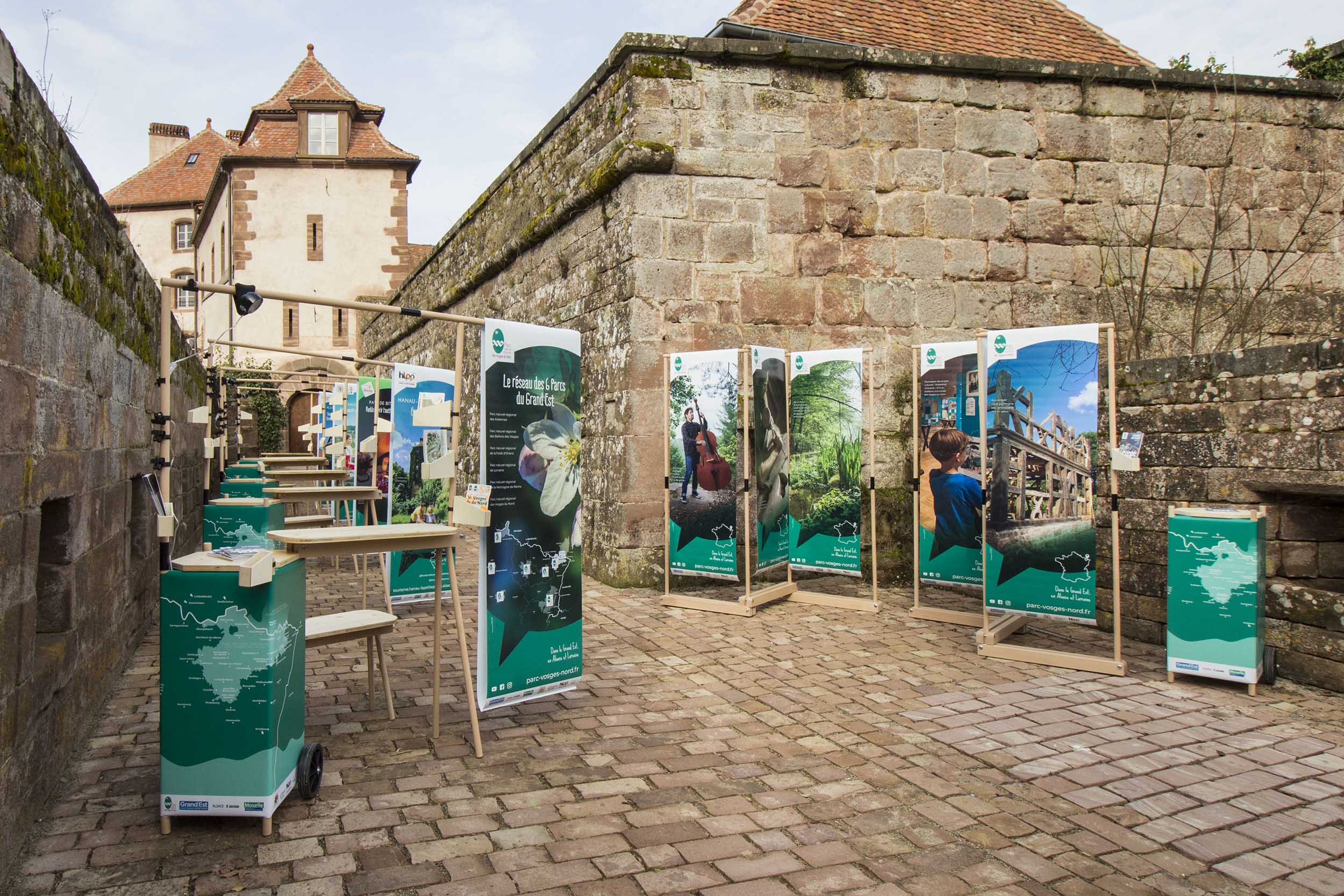 Les 5 stands de valorisation du territoire en hêtre sont déployés devant le château de La Petite Pierre