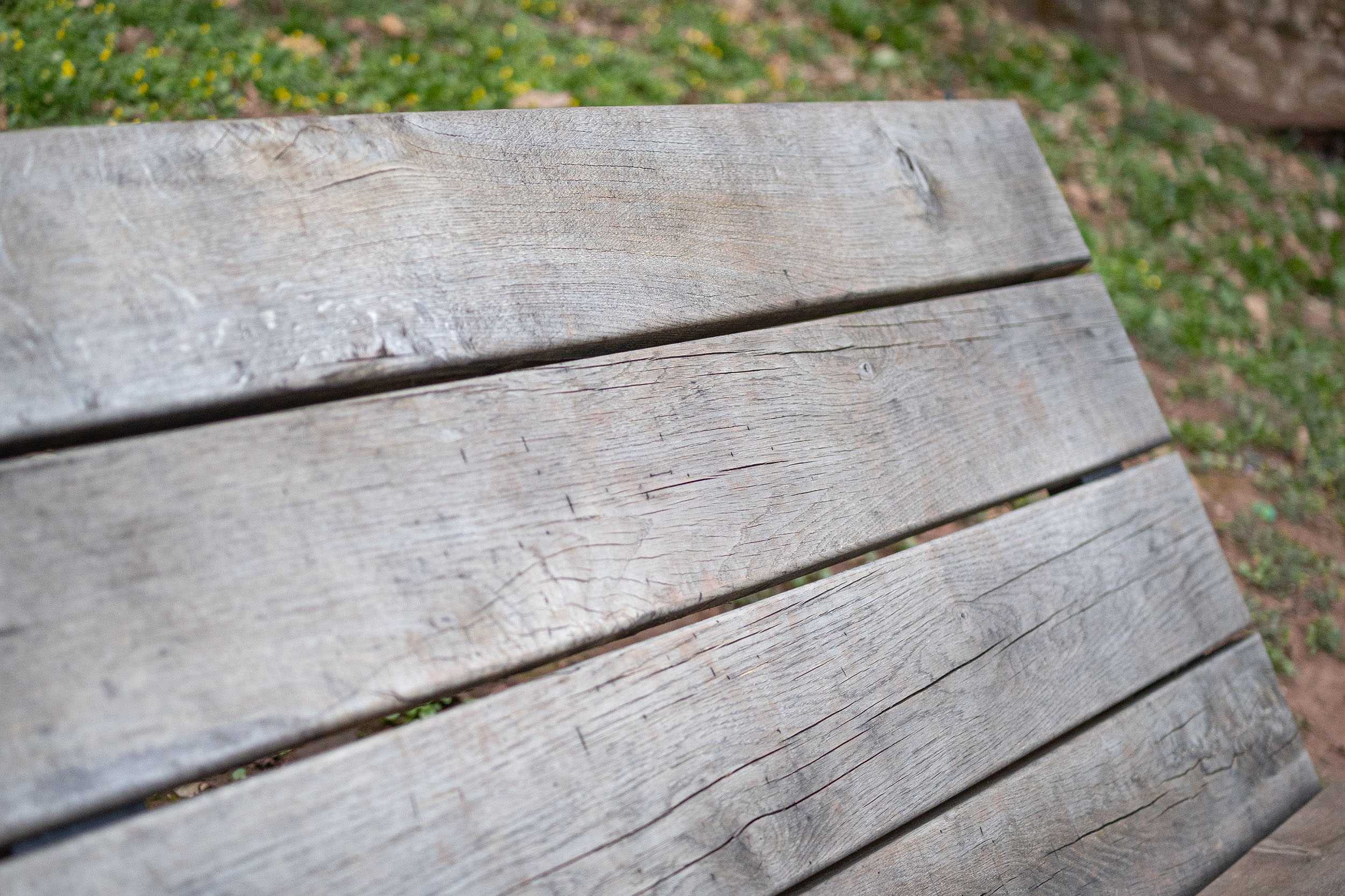 Dossier de transat en bois naturellement grisé par le temps, élégant