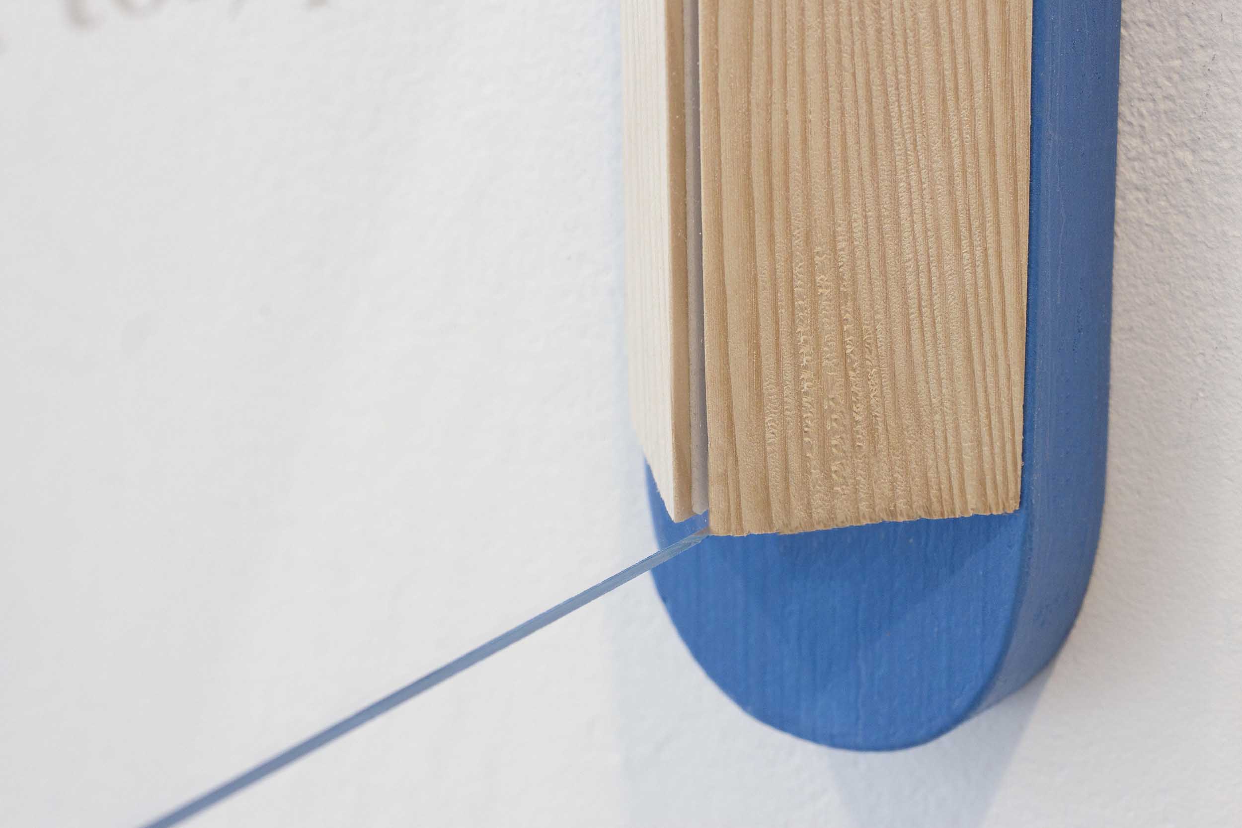 Vue de détail sur la fixation des plexiglas sur tranche bois