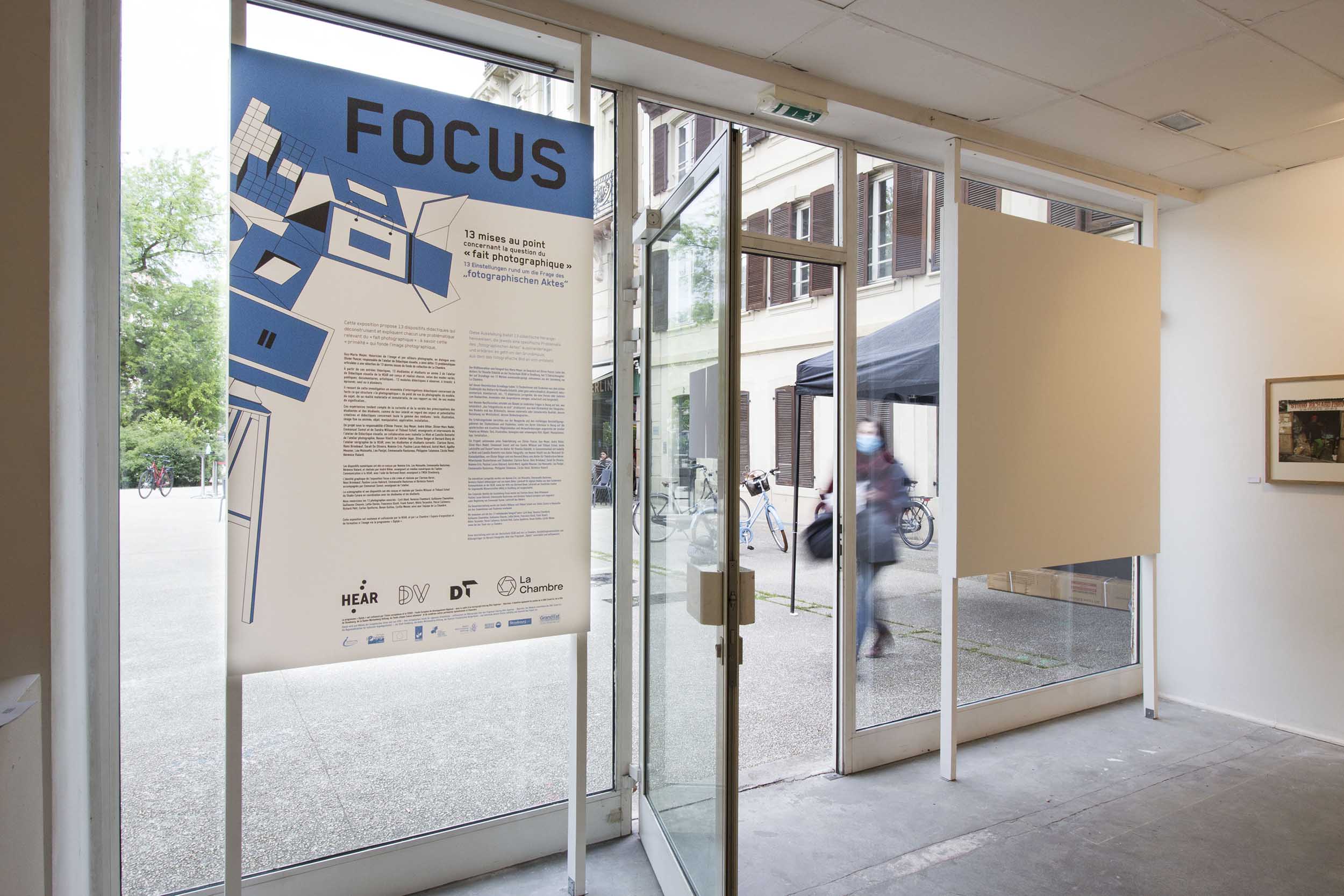 Panneau des crédits de l'exposition Focus lors des 10 ans de la Chambre à Strasbourg