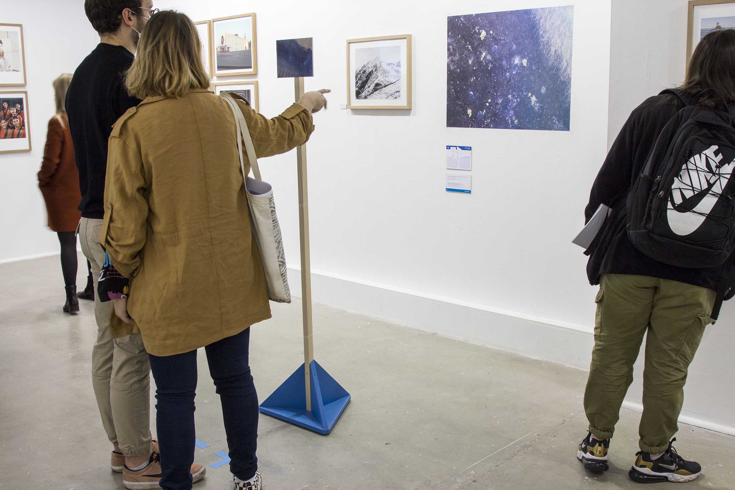 Visiteurs découvrant l'exposition Focus à la galerie photographique La Chambre à Strasbourg