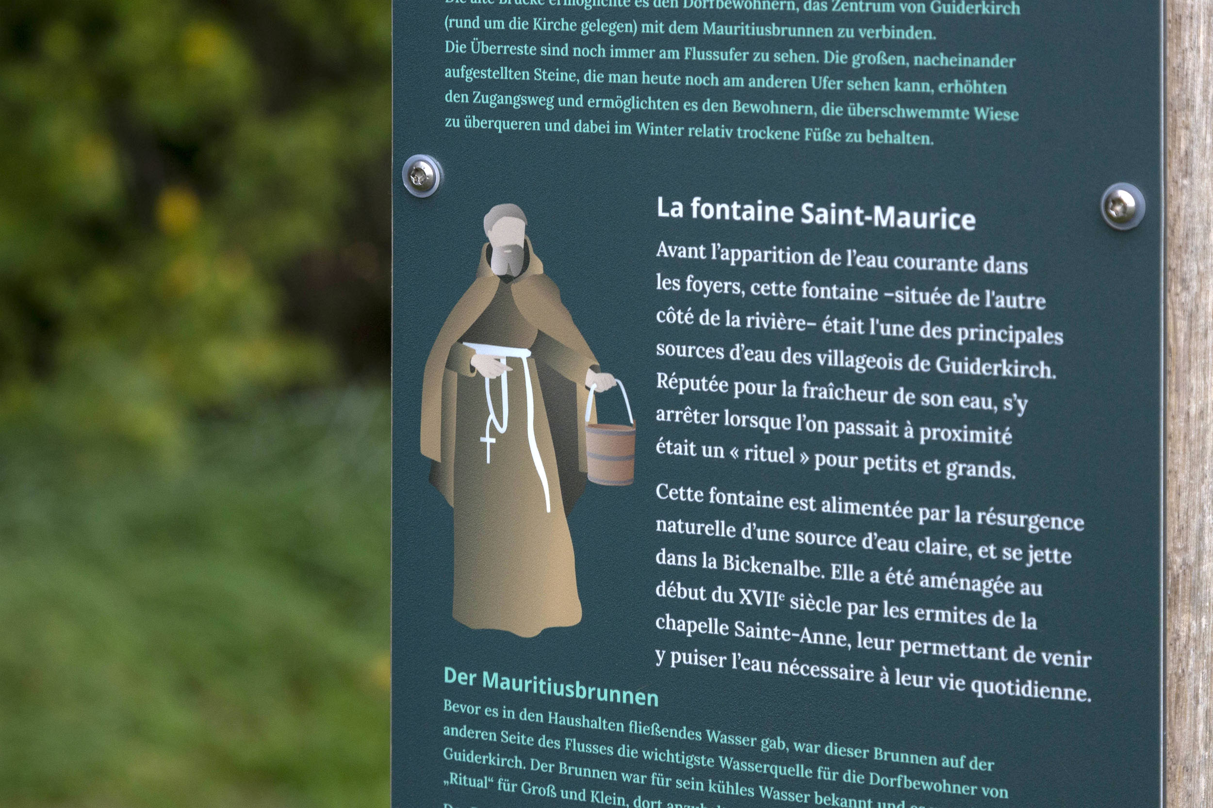 Zoom sur une illustration de moine tenant un seau, pour aller chercher de l’eau à la fontaine Saint-Maurice.