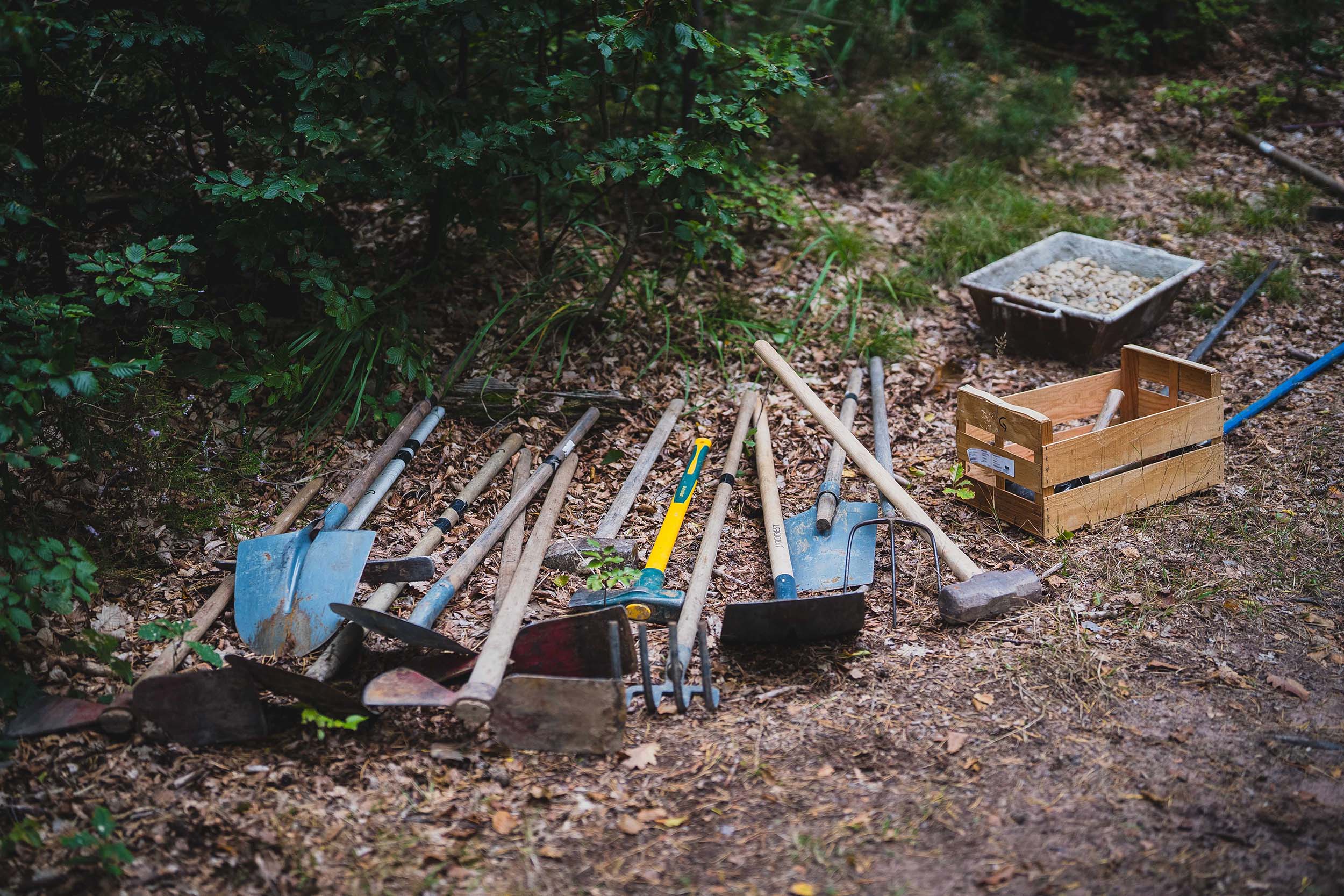 Les outils sont disposés au sol, prêts pour le démarrage du chantier !