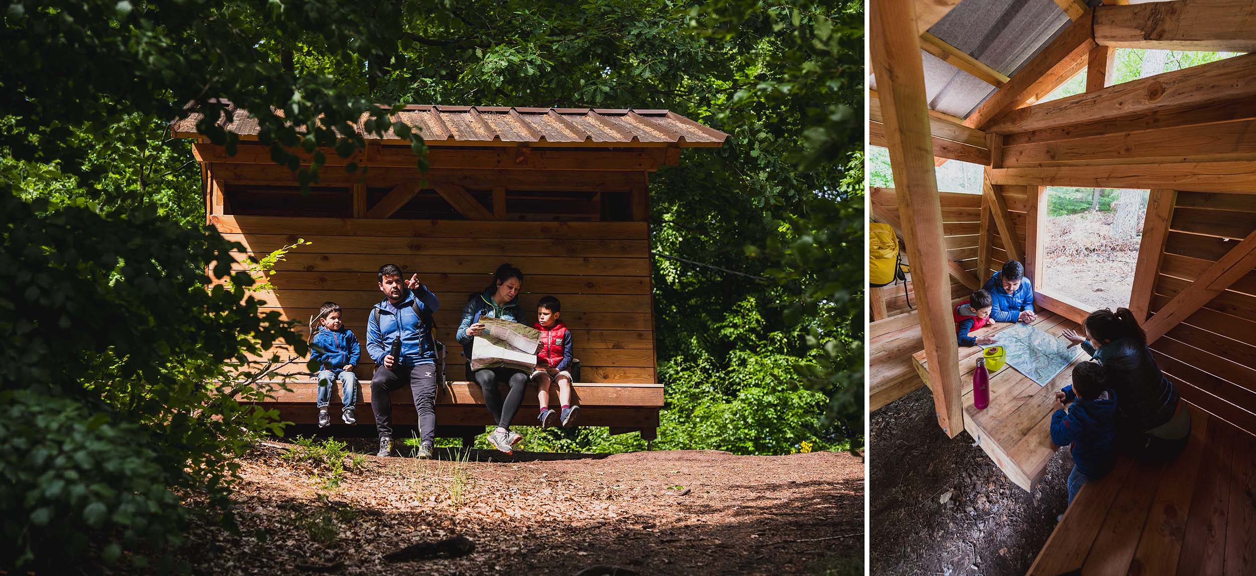 Une famille en promenade avec sacs à dos consulte la carte de randonnée sur le banc extérieur, puis à l'intérieur sur la grande table de pique-nique.